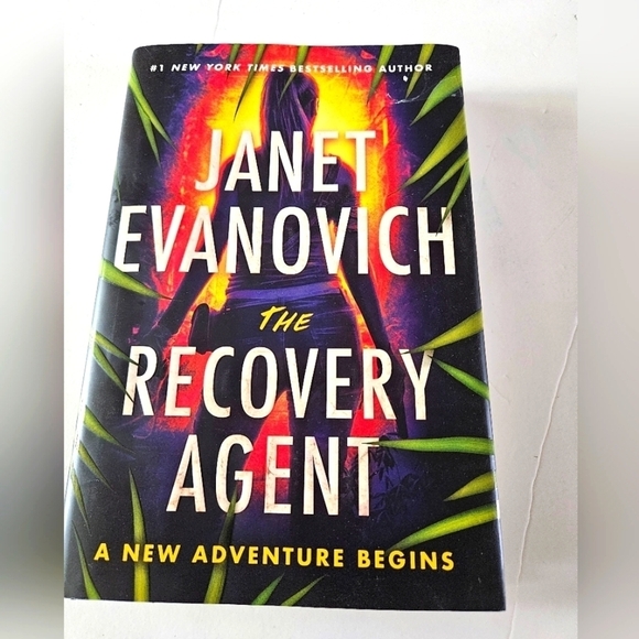 Janet Evanovich. The Recovery Agent. Atria  2022 Home Accents Cofffe TableBooks - Picture 2 of 14
